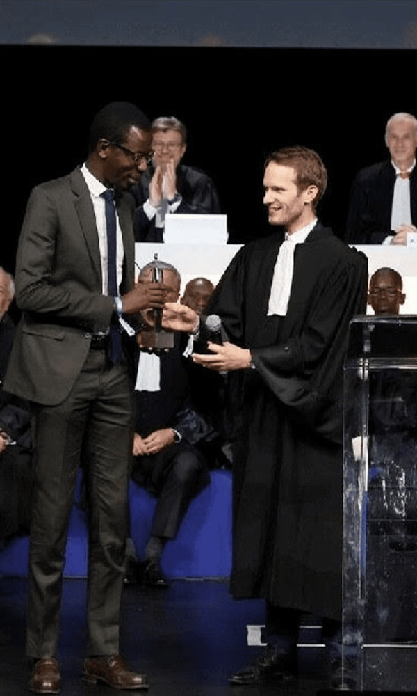 Maitre khadim cisse au bureau portrait remise de prix